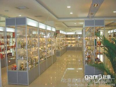 鈦合金展柜、玻璃展柜、木制烤漆展柜、木紋烤漆展柜、服裝展柜、珠寶展柜、手機(jī)展柜、化妝品展柜、煙酒展柜、食品展柜、飾品展柜圖片_高清圖_細(xì)節(jié)圖-北京鑫盛宏通貨架制造廠 -Hc360慧聰網(wǎng)