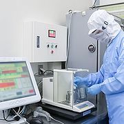 工場(chǎng)案內(nèi) | 化妝品OEM企畫制造 株式會(huì)社 実正 : 化妝品醫(yī)薬部外品のOEMなら、株式會(huì)社実正にお任せください。「オリジナルな化妝品を作りたい」というお客樣の熱いお?dú)莩证沥摔獜辘à扦霑?huì)社です。化妝品醫(yī)薬部外品を単に受托制造(OEM)するだけでなく、企畫開発(ODM)から量產(chǎn)制造までを手がけています。