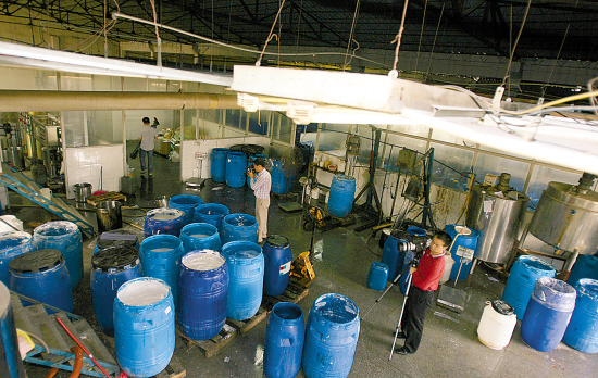 三證齊全化妝品廠制假“法國歐萊雅”