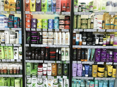 明斯克白俄羅2018年月3日超市展示了來自不同制造商的美發(fā)化妝品香波面罩洗滌劑油漆孔迪翁發(fā)香劑明斯克白俄羅2018年月3日超市展