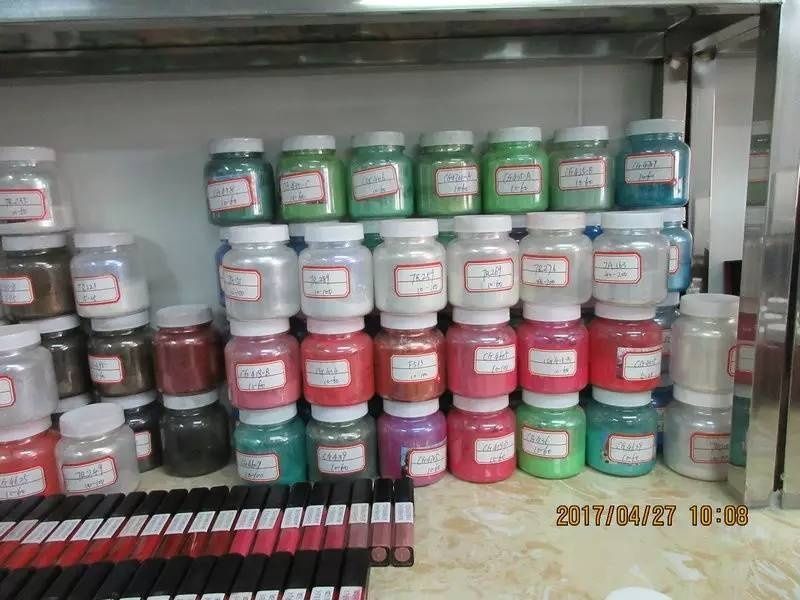 這家廠“制造”知名品牌化妝品 廠房卻像黑作坊