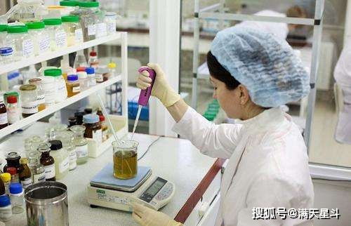 根據 化妝品監督管理條例 ,關于化妝品標簽,以下說法錯誤的是 主要成分